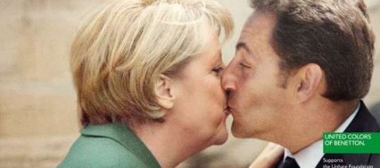 angela_merkel_embrasse_nicolas_sarkozy_benetton_newzitiv